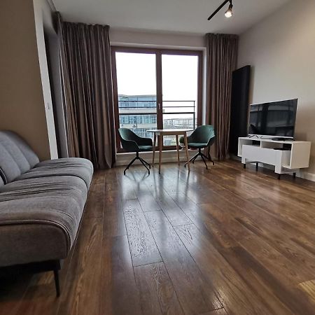 Nowoczesny Apartament Z Widokiem Apartman Varsó Kültér fotó