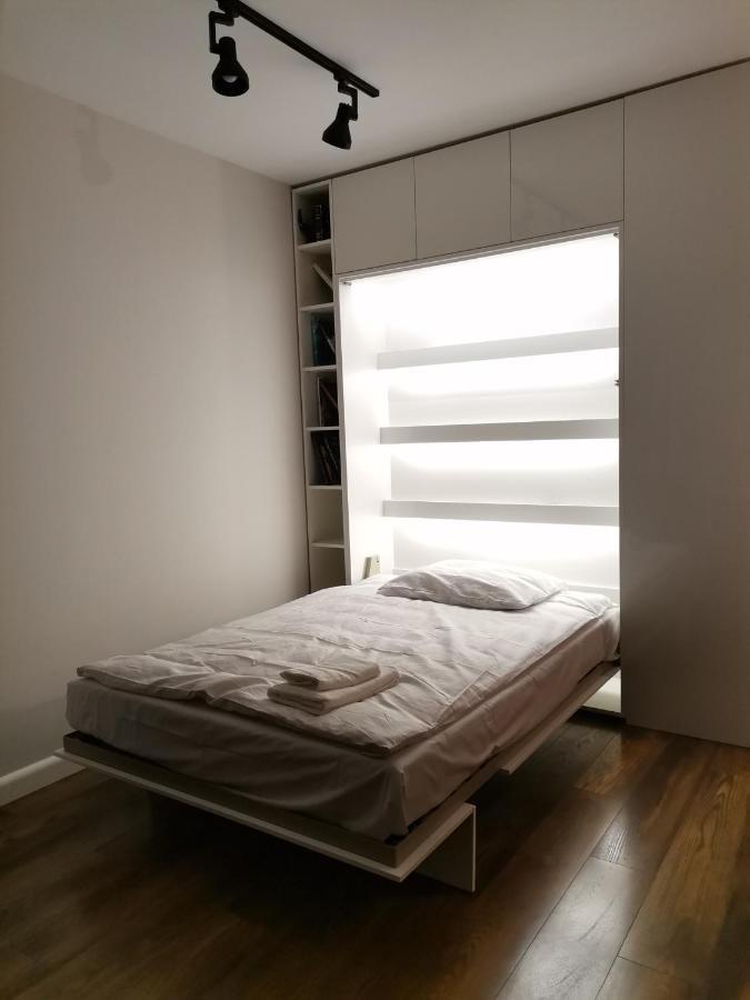 Nowoczesny Apartament Z Widokiem Apartman Varsó Kültér fotó
